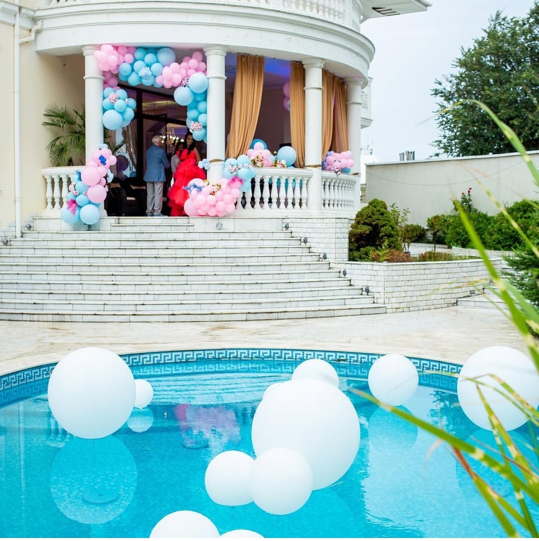 Впечатляющая стена из воздушных шаров для корпоративного мероприятия NRW